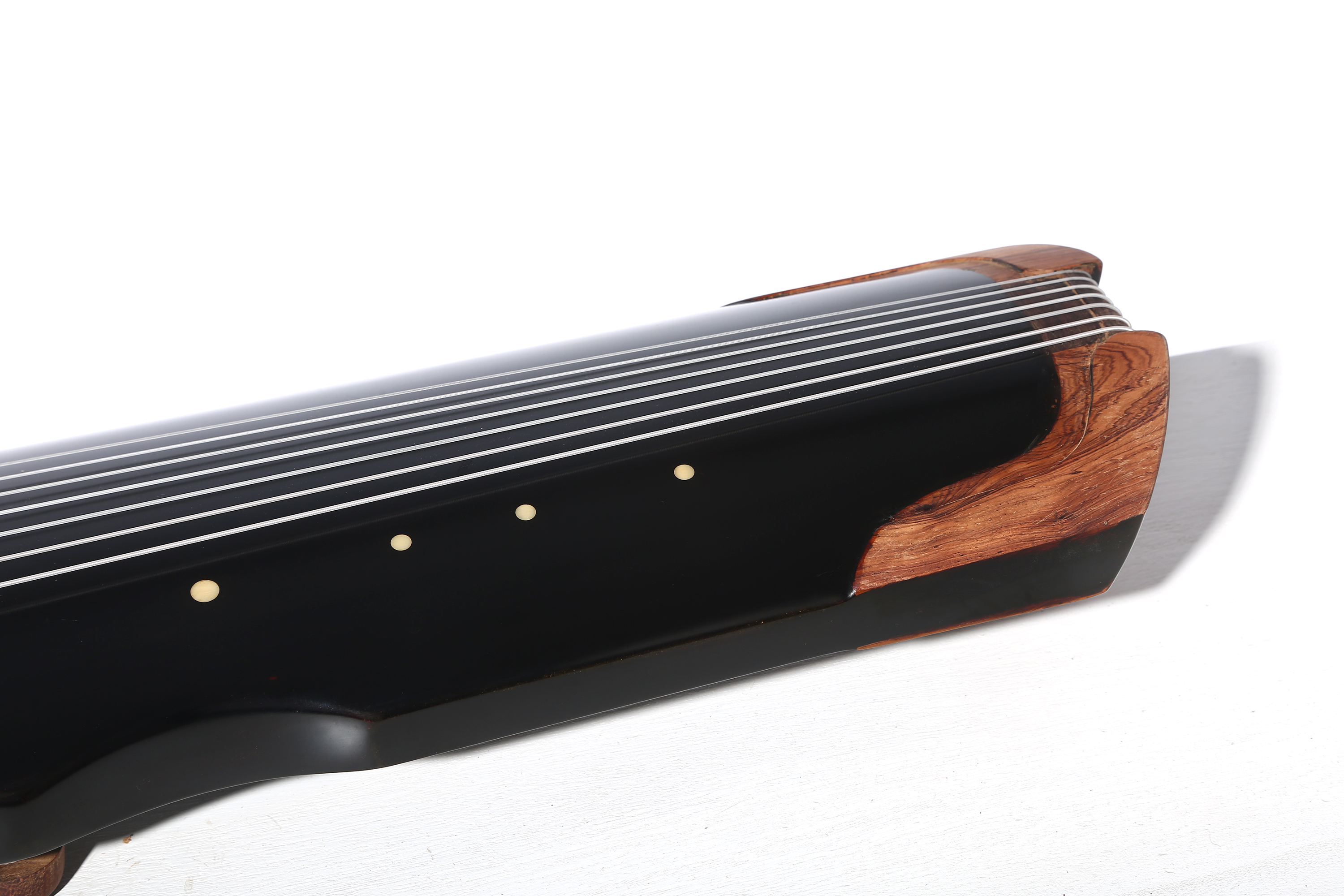 张以秋亲斫 &nbsp;朱砂落款 &nbsp;伏羲式 古琴编码:6222 8600 7000